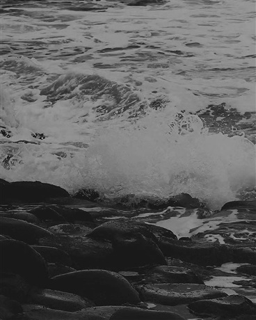 她的眼睛是海一般的蓝色