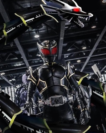 一个养蛇女和她养的蛇的日常生活