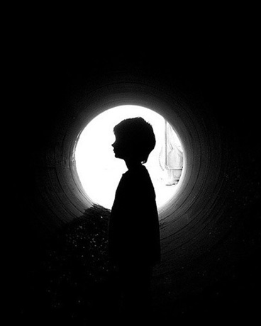 阴暗角落里的他