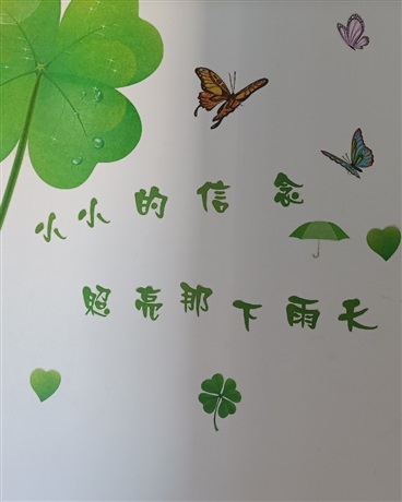 贯穿书架的深巷酒馆