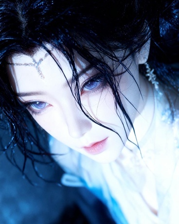 都在逃命，就我在诡异世界搞直播